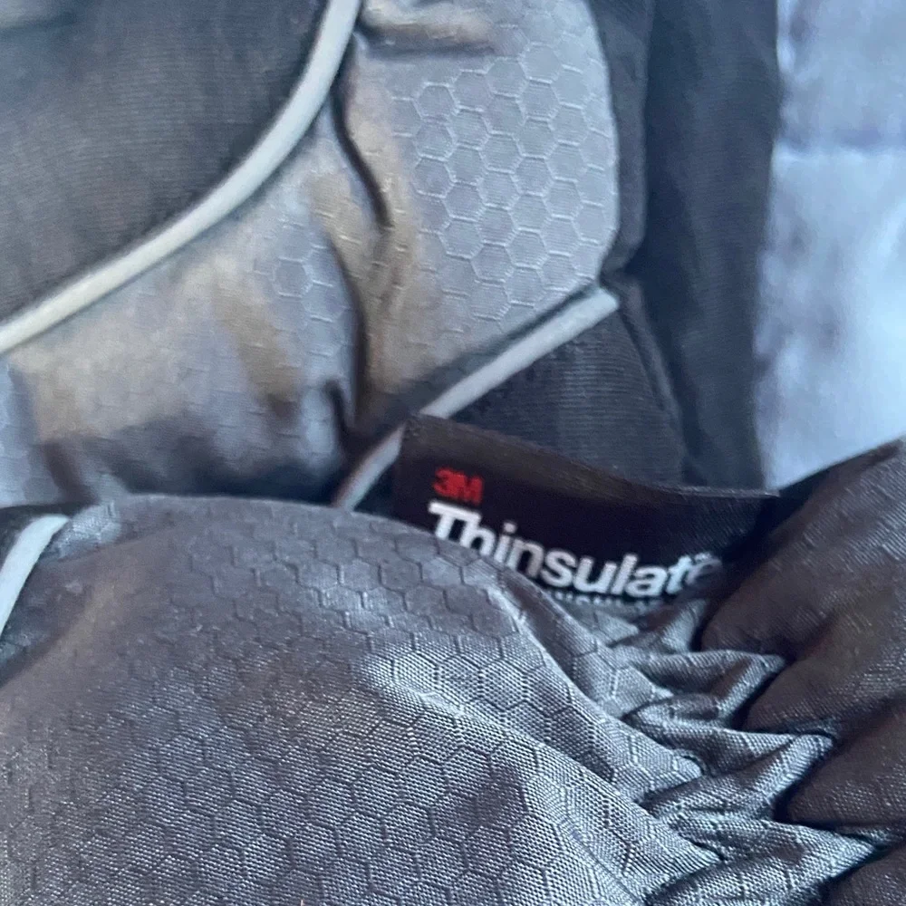 NWOT 3M Thinsulate Black and Gray Big Kids Gloves-NEVER WORN